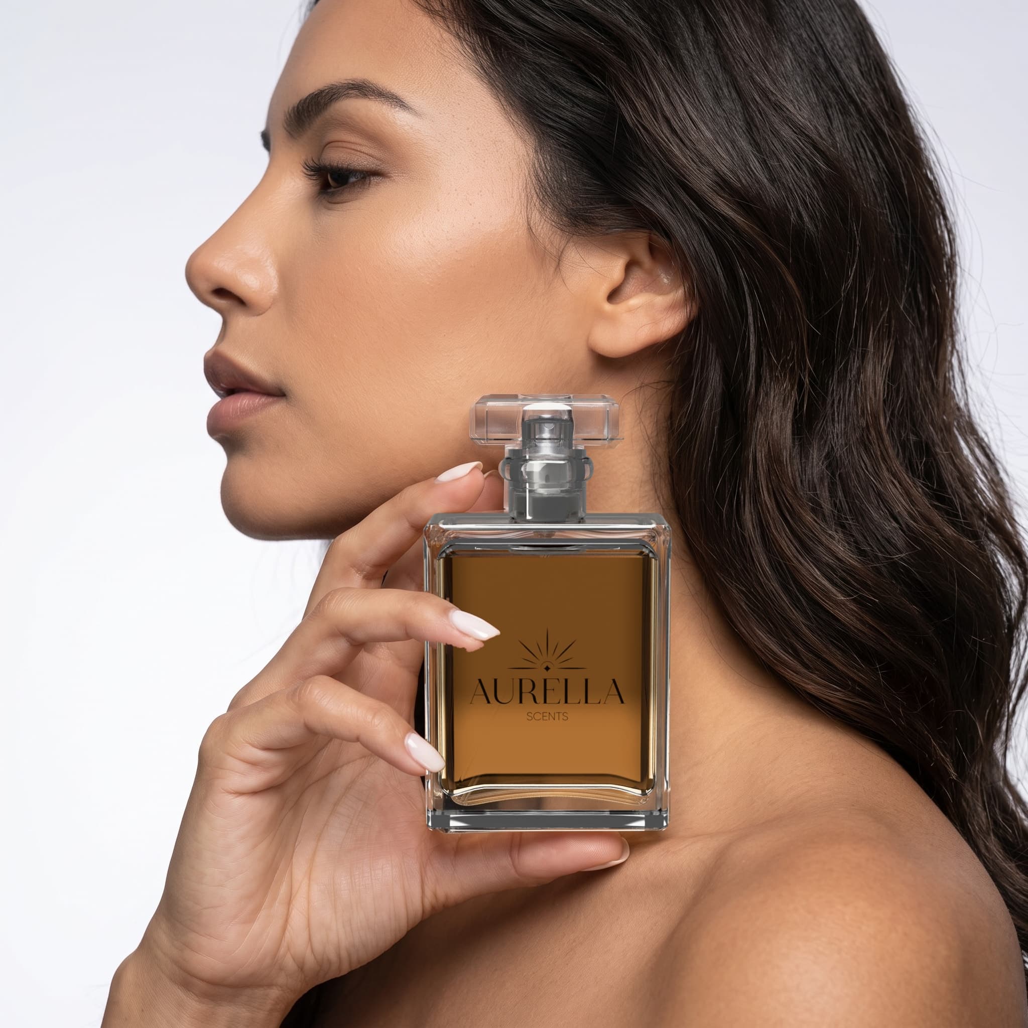 Modelo con el frasco Aurella de 100 ml con tapa de cristal junto al rostro